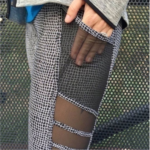 Lululemon Athletica Wild And Free Tight Fall Net Leggings, size 2 - Picture 9 of 9